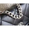 【新登場】CHANEL 19Bag ミッドサイズハンドバッグ アップグレードバージョン ブラックシルバークラス - 三色チェーンで彩るエレガンス