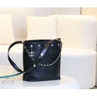 2025NEW-001 レトロなハードウェアと山羊皮で魅せる