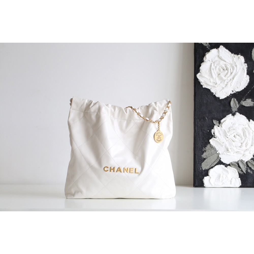 【No°22 香水 100 周年記念】Chanel 22 バッグ ゴミ袋デザイン - モンテベロ油蝋牛革 × 圧倒的バランス感 39×42×8cm
