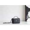 【新品登場】Chanel 化粧用ロングケース - ダイヤモンドと小牛革の究極のエレガンス​ 9.7×19×5.8 cm 
