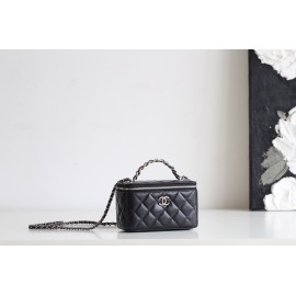 【新品登場】Chanel 化粧用ロングケース - ダイヤモンドと小牛革の究極のエレガンス​ 9.7×19×5.8 cm 