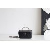 【新品登場】Chanel 化粧用ロングケース - ダイヤモンドと小牛革の究極のエレガンス​ 9.7×19×5.8 cm 