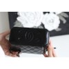 【新品登場】Chanel 化粧用ロングケース - ダイヤモンドと小牛革の究極のエレガンス​ 9.7×19×5.8 cm 