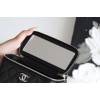 【新品登場】Chanel 化粧用ロングケース - ダイヤモンドと小牛革の究極のエレガンス​ 9.7×19×5.8 cm 
