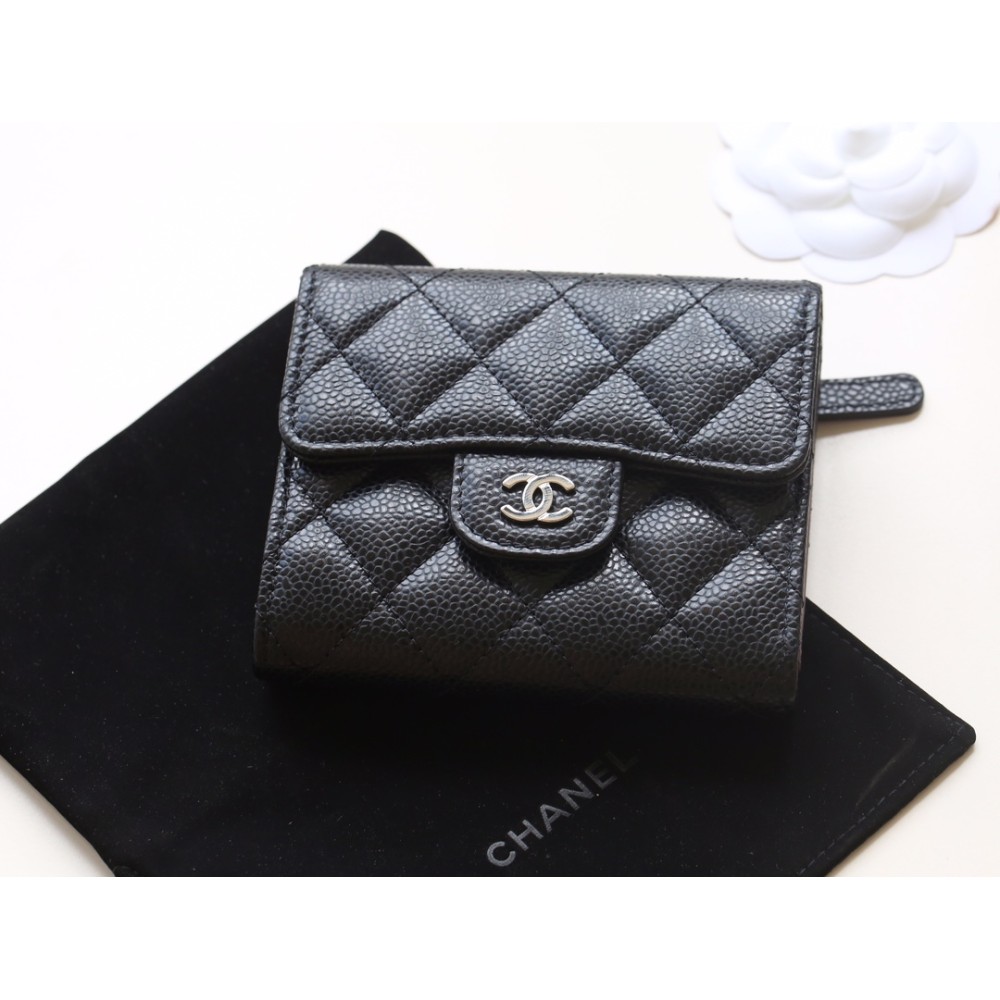 【シャネル クラシック 3 つ折り財布】キャビアレザー × ダブル C ロゴ マルチファンクション実用派 11.5×10.5×3cm