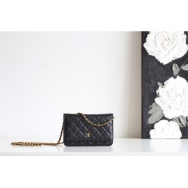 CHANEL WOC 新版磁石クリップ式｜「発財包」と呼ばれる人気バッグ、キャビア胎牛皮と 18K 真金メッキで贅沢な使用感​ 12×19.3×3.5cm 