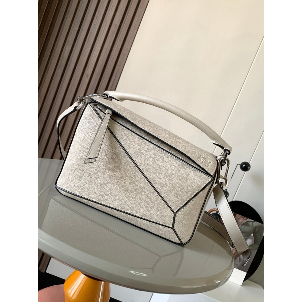 loewe-070 サイズ:  24CM X 16CM X 10CM