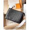 【M82545】ニューエンボス A 級全鋼 パーソナライズド Pochette Voyage Souple｜Monogram Shadow 小牛皮｜柔軟アーキングライン 30×21×7.5cm
