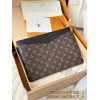 【M62048】定番 Monogram キャンバス × 微粒子加工牛革 パーソナライズド Daily Pouch｜クラシック × モダン融合 29.5×21×1cm