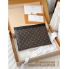 【M62291】Monogram Pacific コーティング ×Taige 皮革 A 級全鋼 パーソナライズド POCHETTE APOLLO ハンドバッグ｜2024 春夏新作｜Kim Jones デザイン 34×25×2cm