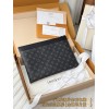 【M62291】Monogram Pacific ブラックコーティング ×Taige 皮革 A 級全鋼 パーソナライズド POCHETTE APOLLO ハンドバッグ｜2024 春夏新作｜Kim Jones デザイン 34x25x2cm
