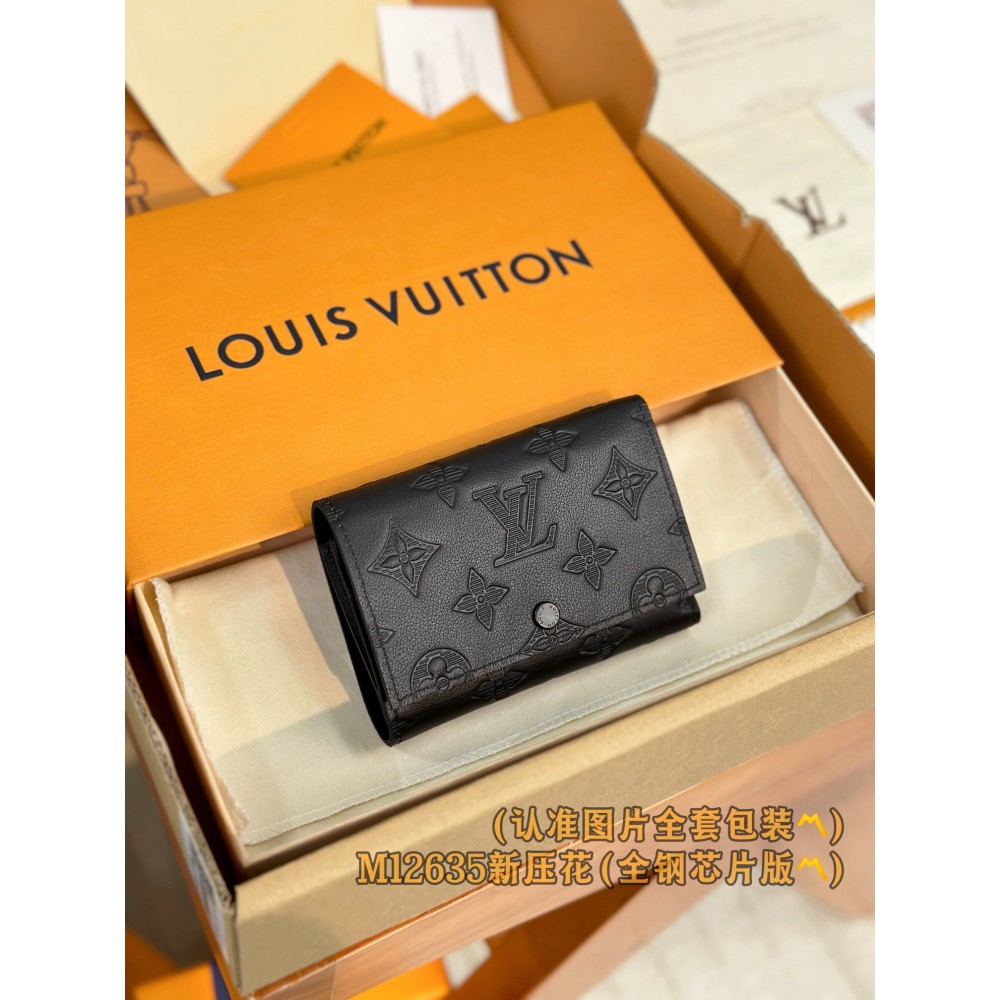【M12635】ニューエンボス A 級全鋼 パーソナライズドカスタム Victor ウォレット｜Monogram Shadow 牛革｜精緻エンボス加工 34×25×2cm