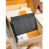 【M81569】ブラックモノグラム A 級全鋼 パーソナライズドカスタム Pochette To-Go｜Monogram Eclipse ブラックキャンバス｜ハンドポケット新進化 30×21.5×1cm