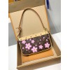  免税版 Louis Vuitton x 村上隆 Pochette Accessoires ハンドバッグ｜明るい桜柄と個性的なデザイン 13×4×22cm