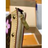  免税版 Louis Vuitton x 村上隆 Pochette Accessoires ハンドバッグ｜明るい桜柄と個性的なデザイン 13×4×22cm