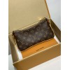 モノグラムバッグ 全鋼 M83008 Liv Poch ette｜Monogram キャンバス × 金色チェーン × 天然牛革、ダブルファスナーでセキュアなスタイリッシュバッグ​ 24.4×13.5×6.6cm