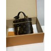 モノグラムバッグ M47125G Vanity Chain Pouch ハンドバッグ｜クラシック化粧ケースインスピレーション ×Monogram キャンバス、LV 刻印ロックで個性的な逸品​ 19×11.5×6.5cm