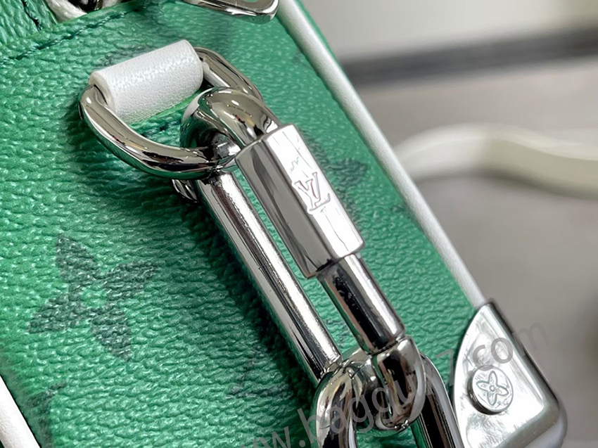 ヴィトンM80816グリーンフラワーシルクプリントシリーズケースバッグシリーズMINI SOFT TRUNKハンドバッグのシンボルであるMonogramプリントと対照色の樹脂チェーンベルトを組み合わせた精緻な造形が魅力的なハンドバッグは角がはっきりしており、優雅な内包があり、箱作りの伝統を現代的に解釈した樹脂チェーンベルトに対して多種のバックバンド選択を提供し、肩にも手にも持つことができる