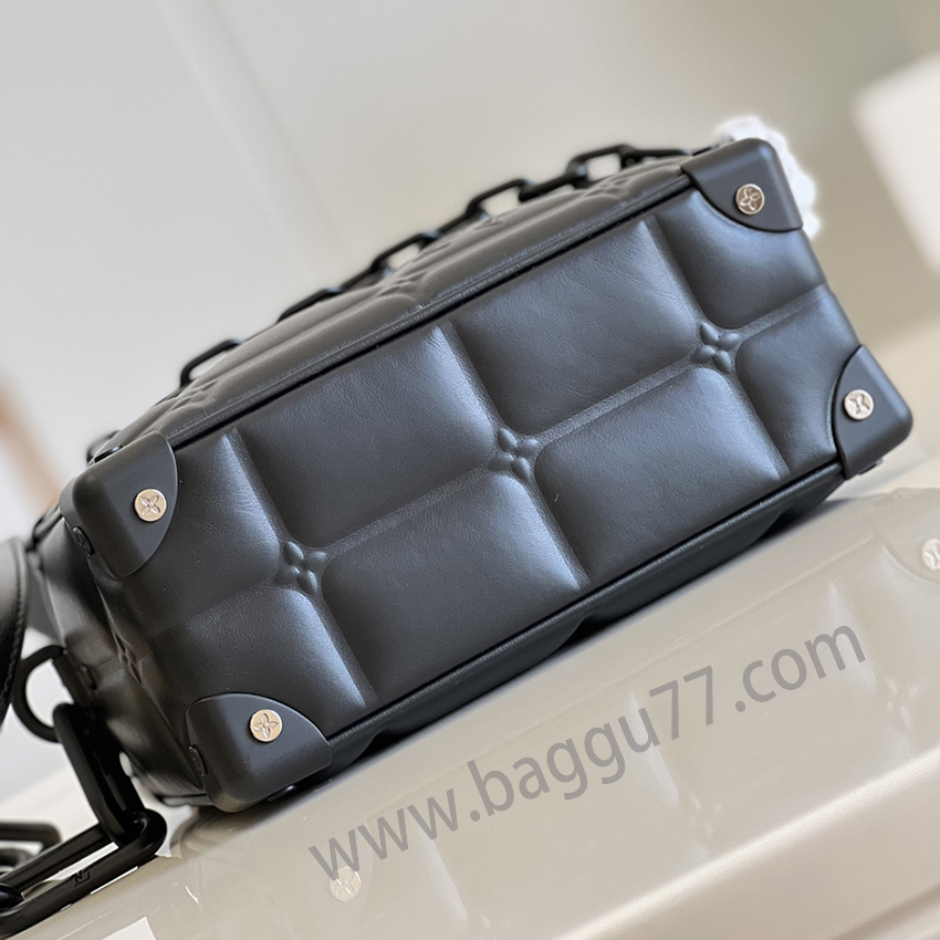 M 44480のシンボルであるMini Soft Trunkは、デザイナーVirgil AblohのPuffy Damierの造形に溶け込み、新しいアイデアを生み出しています。繊細な高周波技術により、柔らかい牛革にふんわりとした効果が現れ、古典的なルイ・ヴィトンの碁盤目の模様が新味を帯び、Monogramの花が点眼の細部になっている。ハンドバッグは小さくて精巧だが、日常の必需品を収納するのに十分で、実用的でスタイリッシュで、日常的に背負うことができる