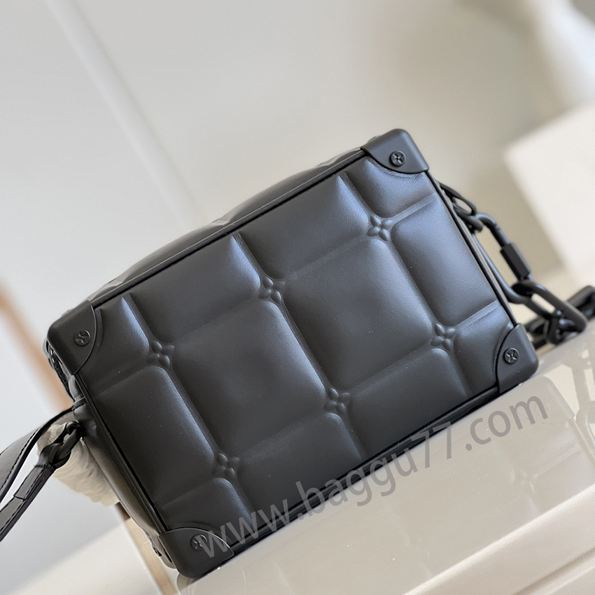 M 44480のシンボルであるMini Soft Trunkは、デザイナーVirgil AblohのPuffy Damierの造形に溶け込み、新しいアイデアを生み出しています。繊細な高周波技術により、柔らかい牛革にふんわりとした効果が現れ、古典的なルイ・ヴィトンの碁盤目の模様が新味を帯び、Monogramの花が点眼の細部になっている。ハンドバッグは小さくて精巧だが、日常の必需品を収納するのに十分で、実用的でスタイリッシュで、日常的に背負うことができる