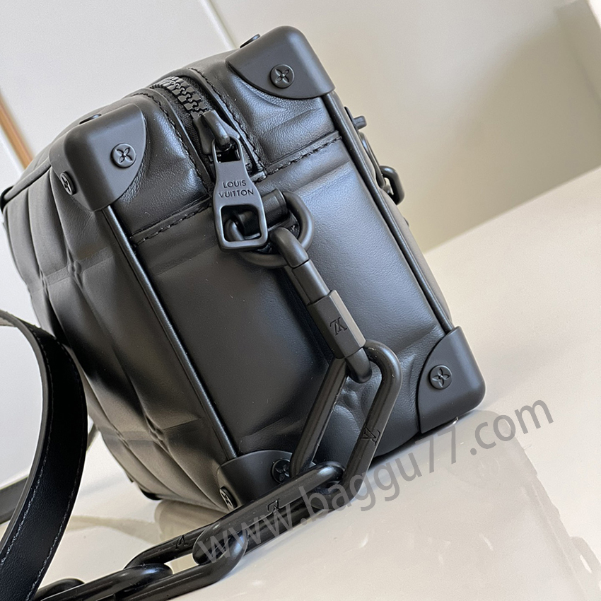 M 44480のシンボルであるMini Soft Trunkは、デザイナーVirgil AblohのPuffy Damierの造形に溶け込み、新しいアイデアを生み出しています。繊細な高周波技術により、柔らかい牛革にふんわりとした効果が現れ、古典的なルイ・ヴィトンの碁盤目の模様が新味を帯び、Monogramの花が点眼の細部になっている。ハンドバッグは小さくて精巧だが、日常の必需品を収納するのに十分で、実用的でスタイリッシュで、日常的に背負うことができる