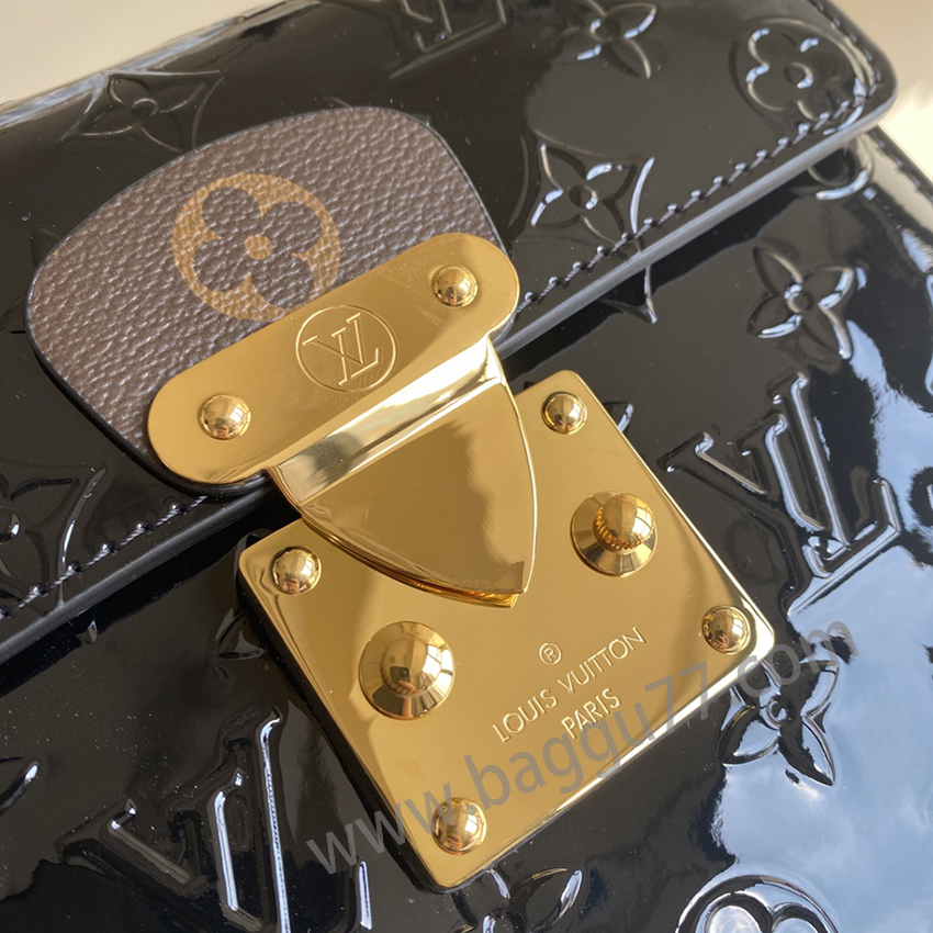 M 90376ブラックこのSpring StreetハンドバッグM 90567はMonogram Vernisエナメル牛革を採用しており、スタイルは申し分ありません。元婦人服芸術監督が1999年に発表したデザインをヒントに、比色のシンボル生地を用いて、すっきりとした前衛的なスタイルを作り出した。トップハンドルと取り外し可能なショルダーベルトにより、さまざまなバックバンドオプションが可能