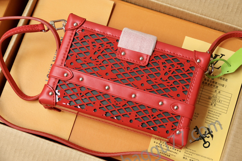 M20354赤いPetite MalleハンドバッグはNicolas Ghesquièreのシンボル的なデザインで、今回はMonogram Laceエナメルレザーを取材し、レーザーカットでMonogramフラワーとLVアルファベットの穿孔を表現した。肩や背中を持つのがいい