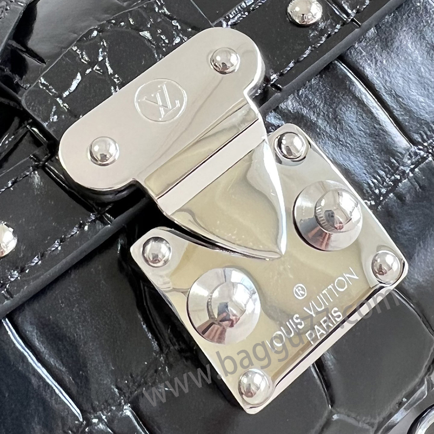 M57835ワニ柄Nicolas Ghesquièreはルイ・ヴィトンのアーカイブを参考にして、新しいPapillon Trunkハンドバッグを発売し、穏やかでのんびりしている。光沢のあるクロコダイルレザー生地を採用し、S-lockロックを組み合わせ、質感が贅沢です
