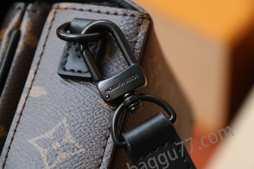 S-Lock Vertical Wearable財布はルイ・ヴィトンの定番Monogram Macassarキャンバスを取材し、日常の外出に潮流新法を提供した。磁気ファスナーの設計はブランドの伝統的なハードボックスファスナーに由来し、個人の物品を適切に収納しながらアクセスしやすい。老花黒皮大黒ボタン郵便差押え携帯電話バッグショルダーバッグ携帯電話仕切りに機能詳細を追加し、肩ベルトを調節して快適な肩背中を実現することができる