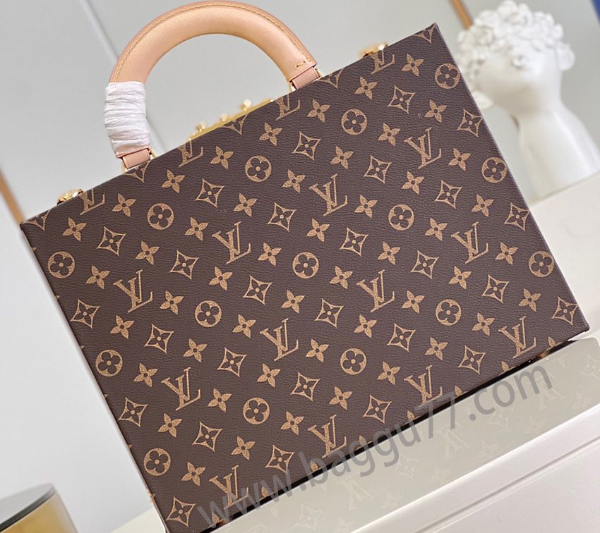 M 20076オレンジ ボーTE BIJOUXジュエリーボックスこのMonogramジュエリーボックスは、旅行中に貴重なものを携帯するのに特に適しています。13個の大きさの異なる隔壁を設置し、S錠を用いて2個のスーツケースの挿錠開閉を配置する