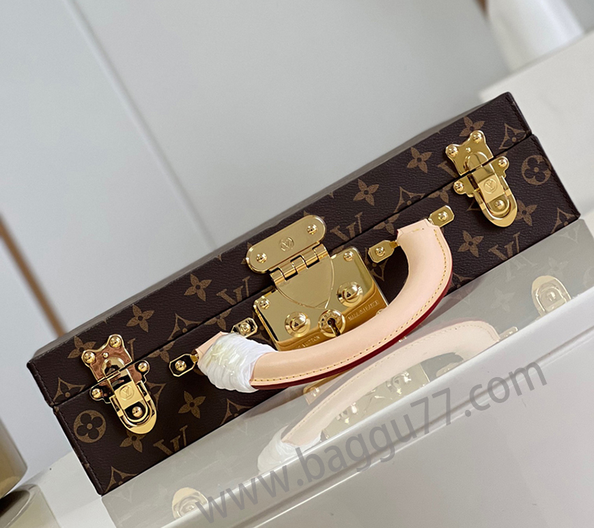 M 20076オレンジ ボーTE BIJOUXジュエリーボックスこのMonogramジュエリーボックスは、旅行中に貴重なものを携帯するのに特に適しています。13個の大きさの異なる隔壁を設置し、S錠を用いて2個のスーツケースの挿錠開閉を配置する