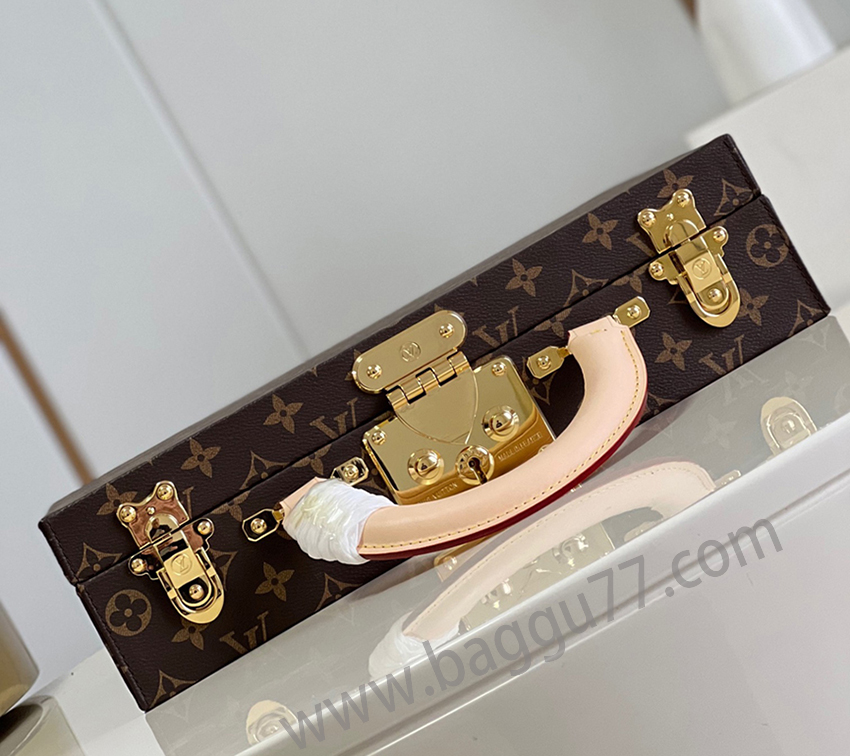 M 20076 BOÎTE BIJOUXジュエリーボックスこのMonogramジュエリーボックスは、旅行中に貴重なものを持ち運ぶのに特に適しています。13個の大きさの異なる隔壁が設置され、S錠を用いて2個のスーツケースの挿錠開閉を行う