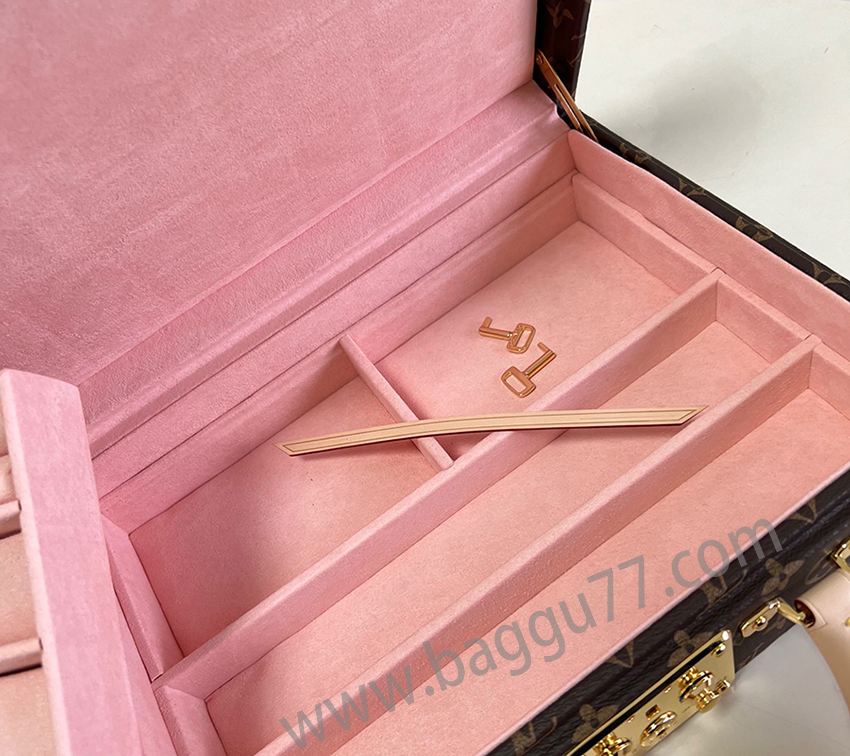 M 20076 BOÎTE BIJOUXジュエリーボックスこのMonogramジュエリーボックスは、旅行中に貴重なものを持ち運ぶのに特に適しています。13個の大きさの異なる隔壁が設置され、S錠を用いて2個のスーツケースの挿錠開閉を行う