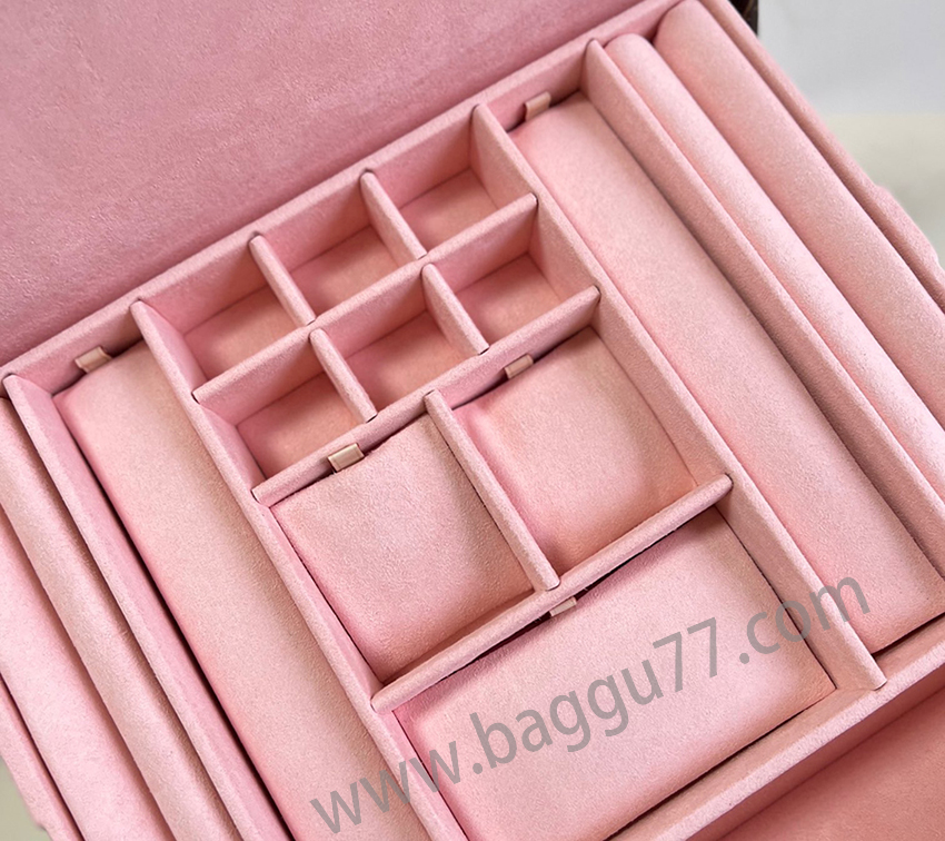 M 20076 BOÎTE BIJOUXジュエリーボックスこのMonogramジュエリーボックスは、旅行中に貴重なものを持ち運ぶのに特に適しています。13個の大きさの異なる隔壁が設置され、S錠を用いて2個のスーツケースの挿錠開閉を行う