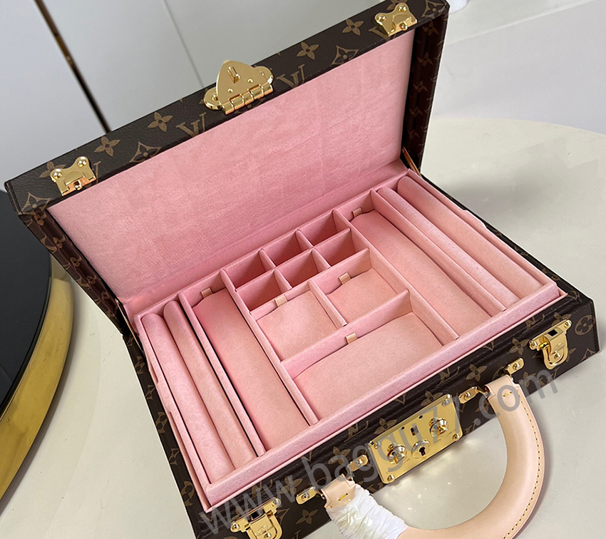 M 20076 BOÎTE BIJOUXジュエリーボックスこのMonogramジュエリーボックスは、旅行中に貴重なものを持ち運ぶのに特に適しています。13個の大きさの異なる隔壁が設置され、S錠を用いて2個のスーツケースの挿錠開閉を行う