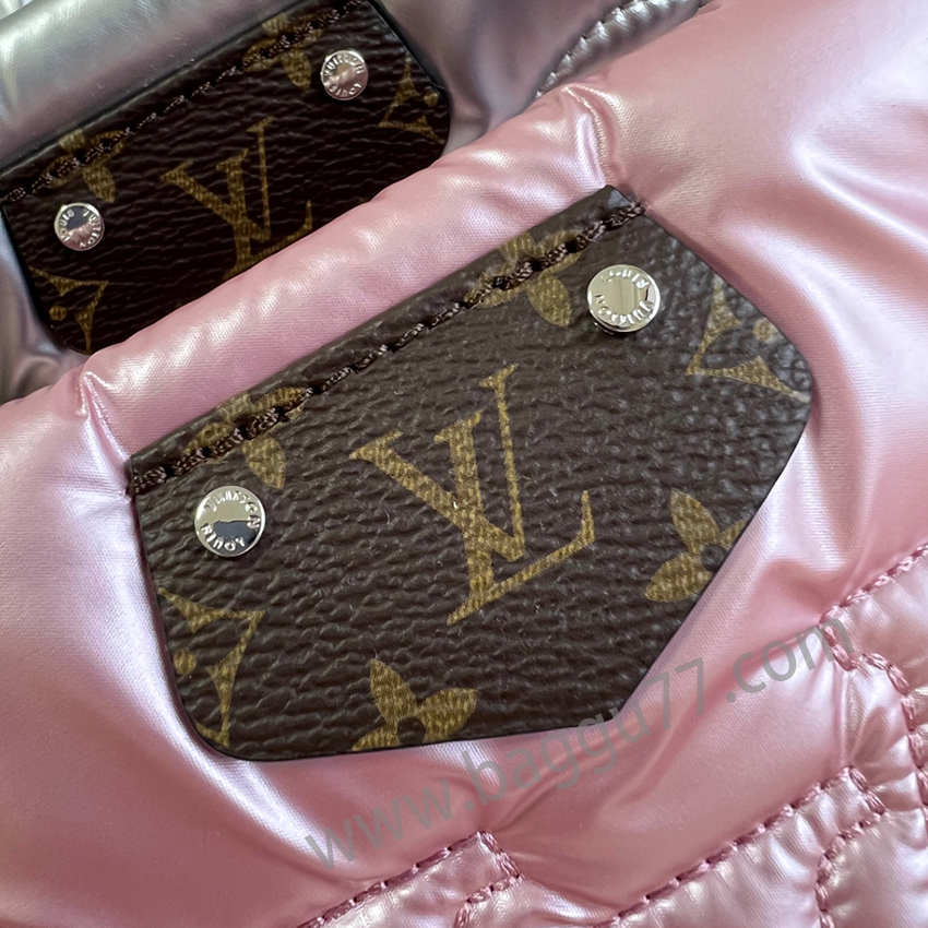 ヴィトンM21056このMaxi Multi-Pochette Accessoiresハンドバッグは、今シーズンのLV Pillowカプセルシリーズから発売され、ナイロンを回収して妙味のある構造を作り上げる。長肩ベルトとチェーンベルトはすべて取り外し可能で、手提げは斜めにまたがって心に合わせて切り替えられる。小銭入れも自由に出し入れできます