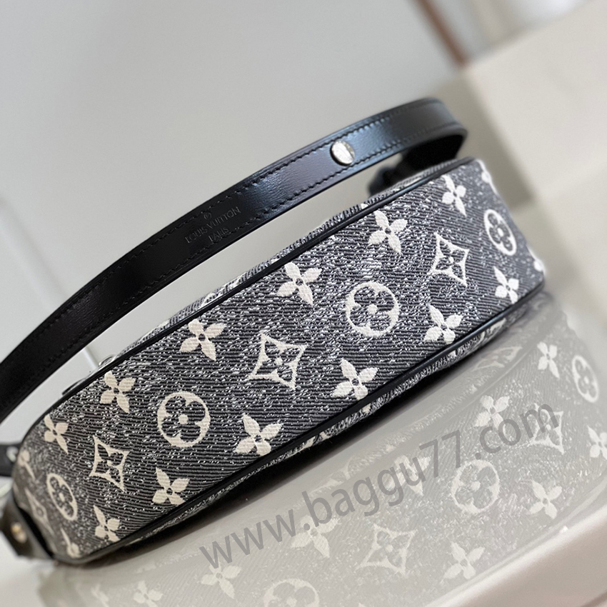 M21752このLoopトランペットハンドバッグは斬新なMonogramジャカードタンニン布を取材し、2023 Cruise早春秀場の潮流理念を述べた。砂洗い効果は素朴な意味を現し、耀目金具と対照的である。ジャカードの裏地には不意な逆方向の模様が現れ、LV Circleファスナーヘッドにはブランドの印が添えられている