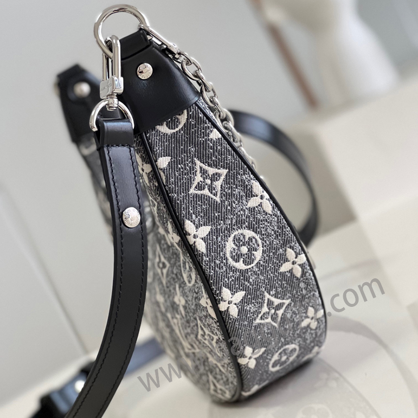M21752このLoopトランペットハンドバッグは斬新なMonogramジャカードタンニン布を取材し、2023 Cruise早春秀場の潮流理念を述べた。砂洗い効果は素朴な意味を現し、耀目金具と対照的である。ジャカードの裏地には不意な逆方向の模様が現れ、LV Circleファスナーヘッドにはブランドの印が添えられている