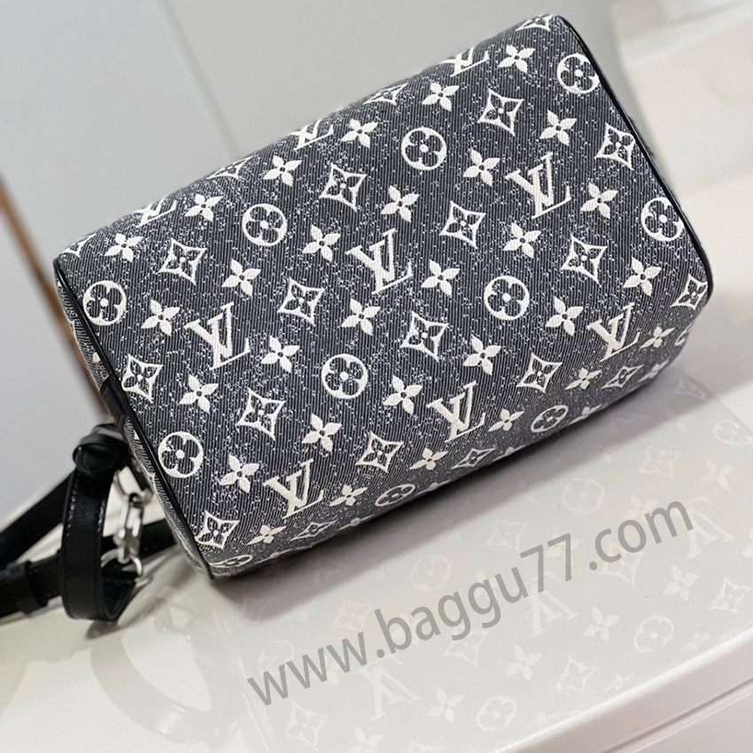 M 21464 2023 Cruise春先のショー会場では、クラシックなMonogram柄のモダンさを暴き、Speedy Bandoulière 25ハンドバッグを再現した。Monogramジャカードのタンニン布は粗い砂洗い効果を呈し、革の縁取りや金属部品とのコントラストを引き立てている。ジャカードの裏地の反転模様が趣を添える