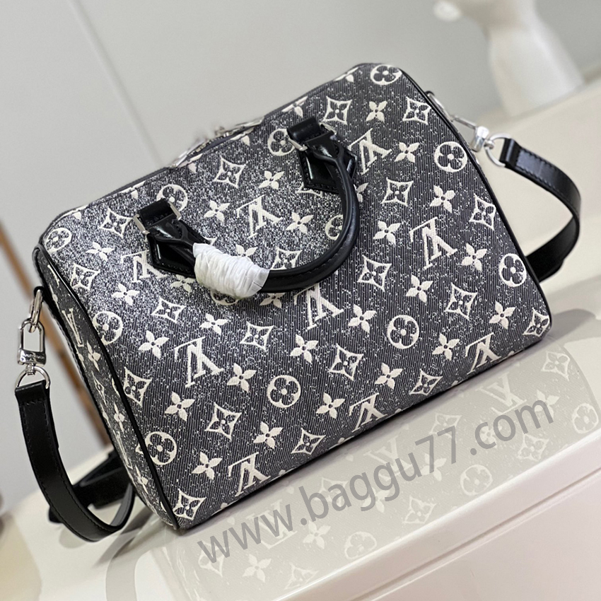 M 21464 2023 Cruise春先のショー会場では、クラシックなMonogram柄のモダンさを暴き、Speedy Bandoulière 25ハンドバッグを再現した。Monogramジャカードのタンニン布は粗い砂洗い効果を呈し、革の縁取りや金属部品とのコントラストを引き立てている。ジャカードの裏地の反転模様が趣を添える