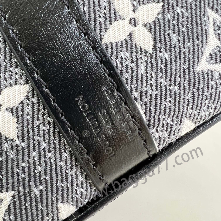 M 21464 2023 Cruise春先のショー会場では、クラシックなMonogram柄のモダンさを暴き、Speedy Bandoulière 25ハンドバッグを再現した。Monogramジャカードのタンニン布は粗い砂洗い効果を呈し、革の縁取りや金属部品とのコントラストを引き立てている。ジャカードの裏地の反転模様が趣を添える