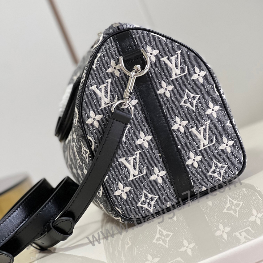 M 21464 2023 Cruise春先のショー会場では、クラシックなMonogram柄のモダンさを暴き、Speedy Bandoulière 25ハンドバッグを再現した。Monogramジャカードのタンニン布は粗い砂洗い効果を呈し、革の縁取りや金属部品とのコントラストを引き立てている。ジャカードの裏地の反転模様が趣を添える