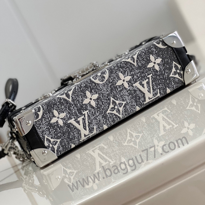 M21462このPetite MalleハンドバッグはMonogramジャカードのタンニン布を取材し、ルイ・ヴィトンの定番要素の新シーズンの姿を見せている。粗い砂洗いの質感は素朴な意味を引き立て、革の縁取り、耀目金具、ゴシックチェーンとは対照的だ。革の肩紐を外して、「小さな硬箱」はすぐに化身してバッグを持っていく
