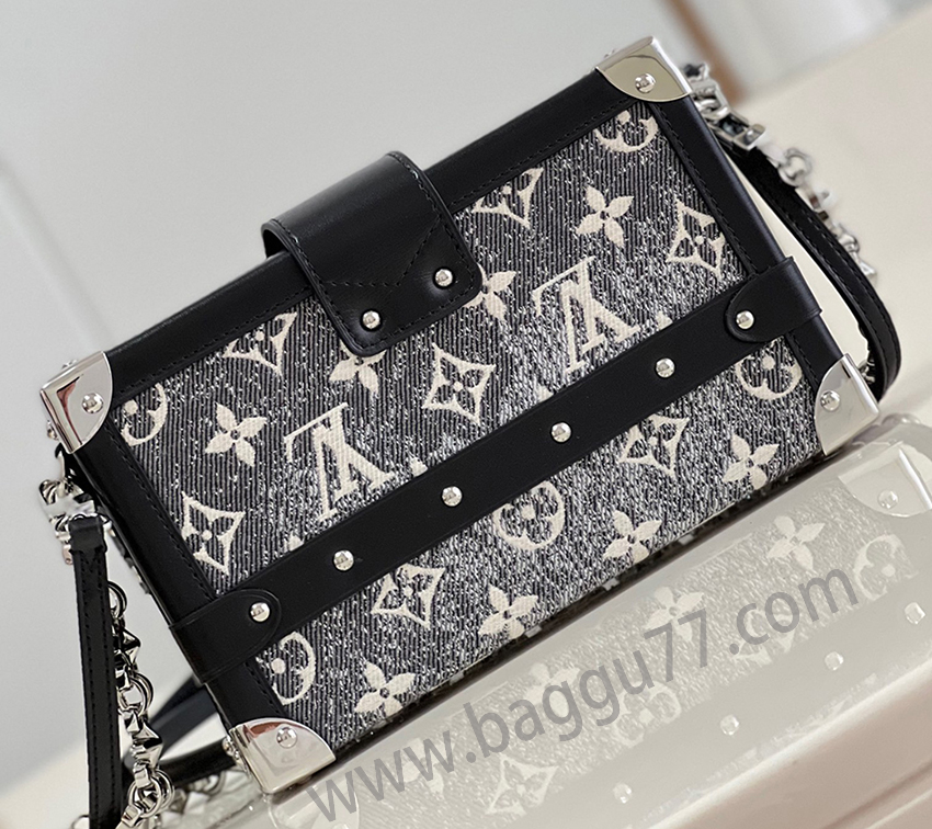M21462このPetite MalleハンドバッグはMonogramジャカードのタンニン布を取材し、ルイ・ヴィトンの定番要素の新シーズンの姿を見せている。粗い砂洗いの質感は素朴な意味を引き立て、革の縁取り、耀目金具、ゴシックチェーンとは対照的だ。革の肩紐を外して、「小さな硬箱」はすぐに化身してバッグを持っていく