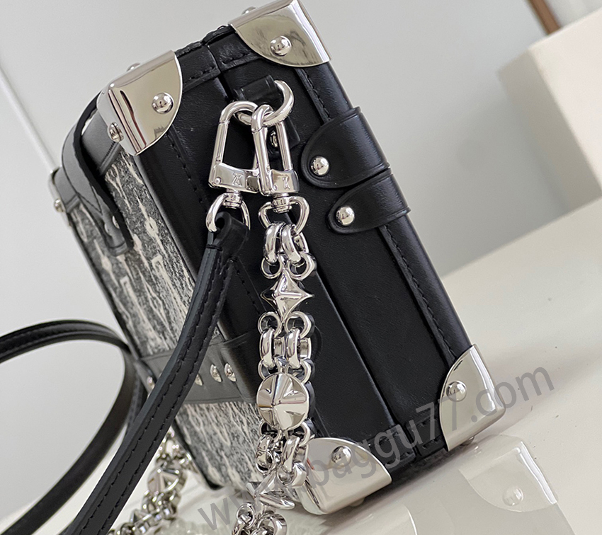 M21462このPetite MalleハンドバッグはMonogramジャカードのタンニン布を取材し、ルイ・ヴィトンの定番要素の新シーズンの姿を見せている。粗い砂洗いの質感は素朴な意味を引き立て、革の縁取り、耀目金具、ゴシックチェーンとは対照的だ。革の肩紐を外して、「小さな硬箱」はすぐに化身してバッグを持っていく
