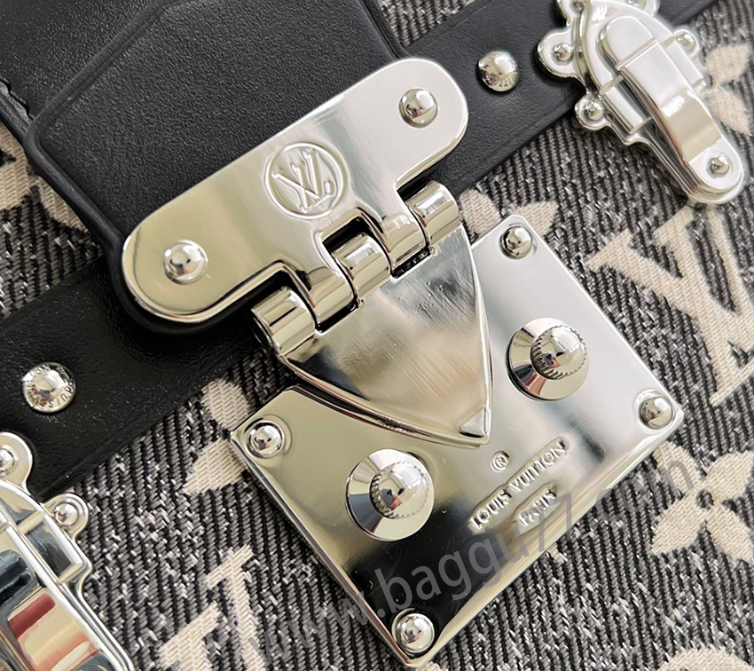 M21462このPetite MalleハンドバッグはMonogramジャカードのタンニン布を取材し、ルイ・ヴィトンの定番要素の新シーズンの姿を見せている。粗い砂洗いの質感は素朴な意味を引き立て、革の縁取り、耀目金具、ゴシックチェーンとは対照的だ。革の肩紐を外して、「小さな硬箱」はすぐに化身してバッグを持っていく
