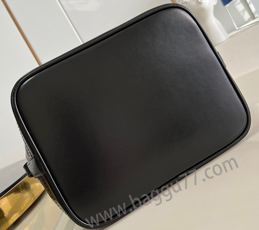 M 21461このPetit Noéバケツバッグは砂洗い効果のMonogramジャカードタンニン布を素材にし、革の縁取りと明線の細部を組み合わせた。精巧な構造には余裕のある空間が含まれており、ロープ引きは安全な収納を確保し、肩ベルトを調節して肩の背中と斜め掛けの選択を実現することができる