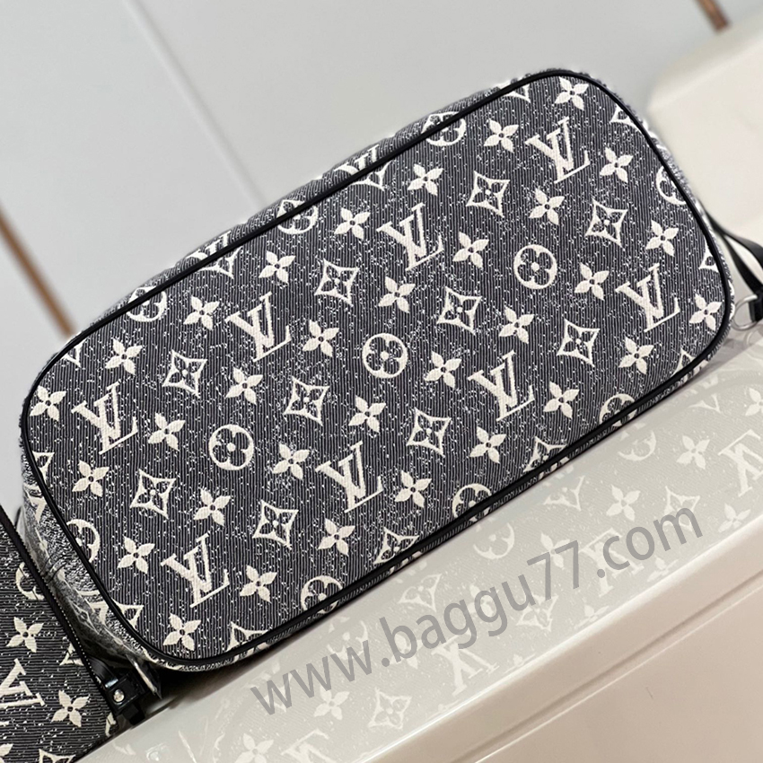 M21465カウボーイブラックこのNeverfullミドルサイズのハンドバッグはMonogramジャカードのタンニン布を取材し、2023 Cruise早春秀場の古典的な要素に対する斬新な解釈を示した。粗い砂洗いの効果はモダンな風格を現し、革のハンドル、縁取り、金属部品は細部を完備している