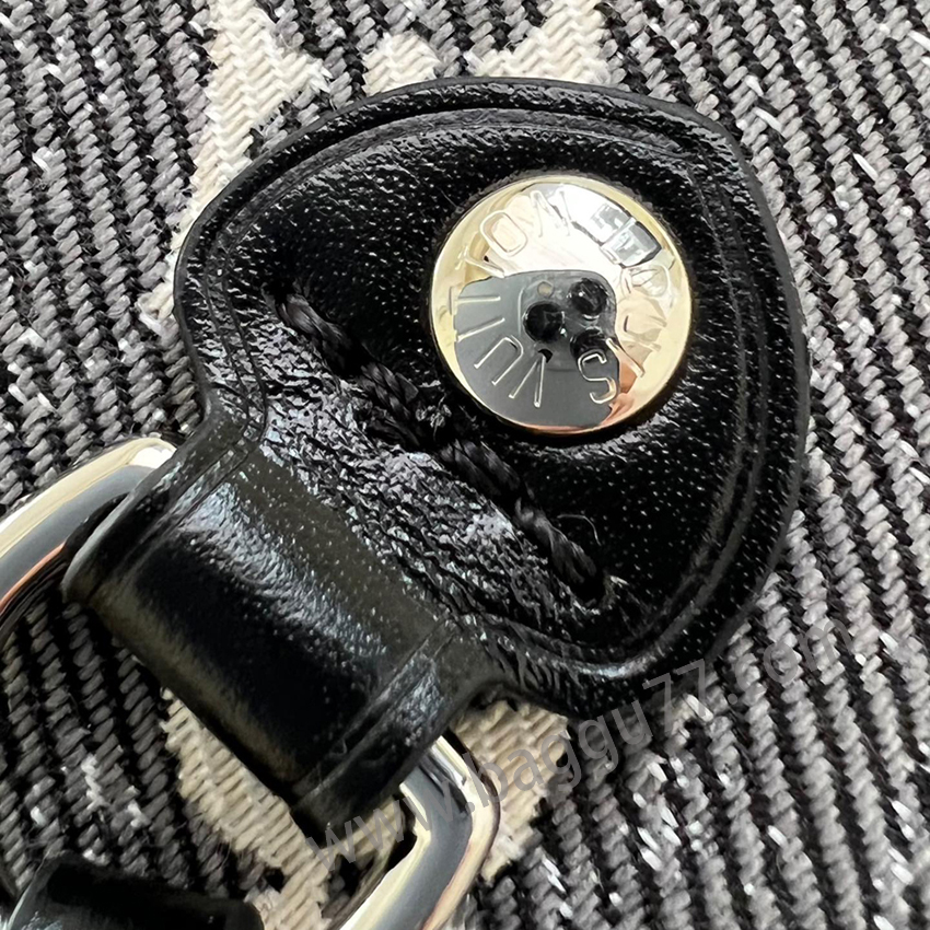 M21465カウボーイブラックこのNeverfullミドルサイズのハンドバッグはMonogramジャカードのタンニン布を取材し、2023 Cruise早春秀場の古典的な要素に対する斬新な解釈を示した。粗い砂洗いの効果はモダンな風格を現し、革のハンドル、縁取り、金属部品は細部を完備している