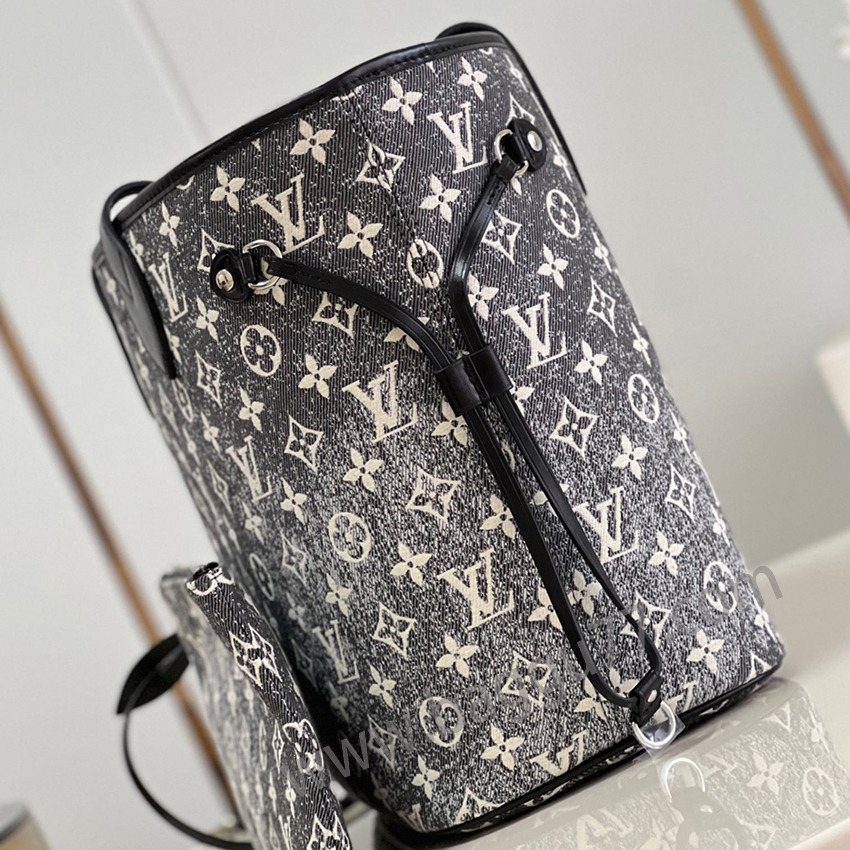 M21465カウボーイブラックこのNeverfullミドルサイズのハンドバッグはMonogramジャカードのタンニン布を取材し、2023 Cruise早春秀場の古典的な要素に対する斬新な解釈を示した。粗い砂洗いの効果はモダンな風格を現し、革のハンドル、縁取り、金属部品は細部を完備している